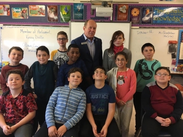 Talking about federal politics with students at Kensington School - Oct 12, 2017